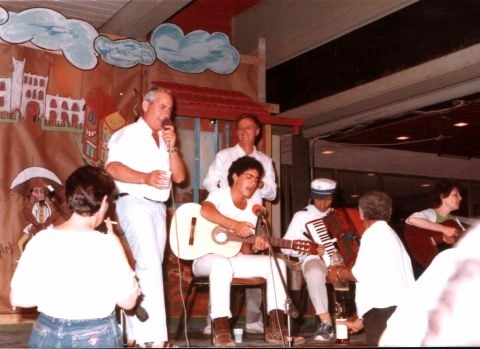 חן בניאן מנגן ושר בערב יום העצמאות בבית השיטה עם התזמורת השירה בציבור 1984